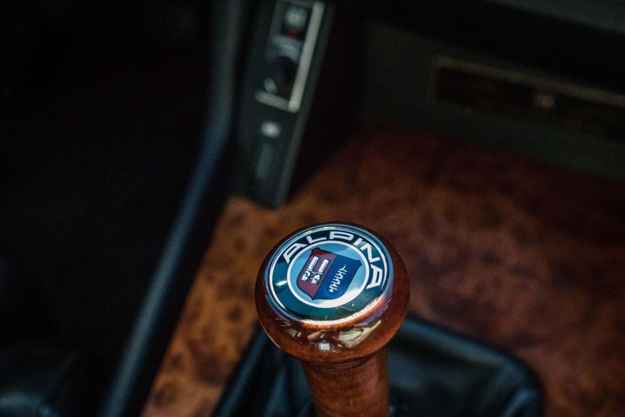 Детали интерьера Alpina B10 Bi-Turbo (E34) 1989 года  (фото 6 из 25)